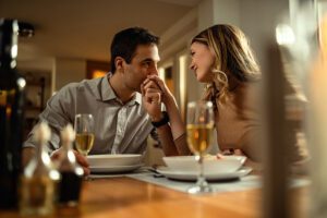 Courtiser vs Dating : Comprendre les vraies différences en 2025