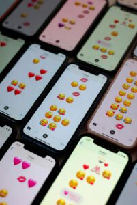 Les emojis dans la séduction : trop, c’est trop ?