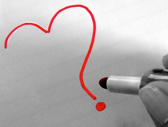 L’amour menteur : de quoi s’agit‑il exactement ?