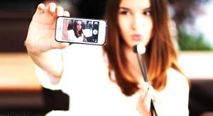 Astuces pour réussir son selfie et l’utiliser comme photo de profil