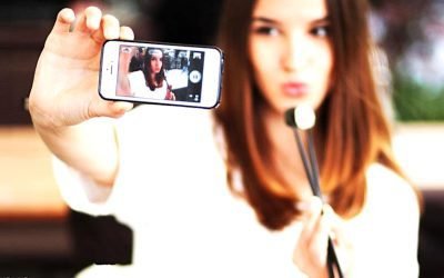 Astuces pour réussir son selfie et l’utiliser comme photo de profil