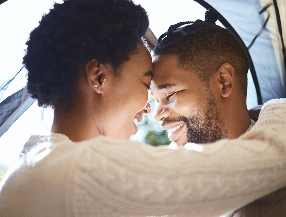 couple-afro-heureux