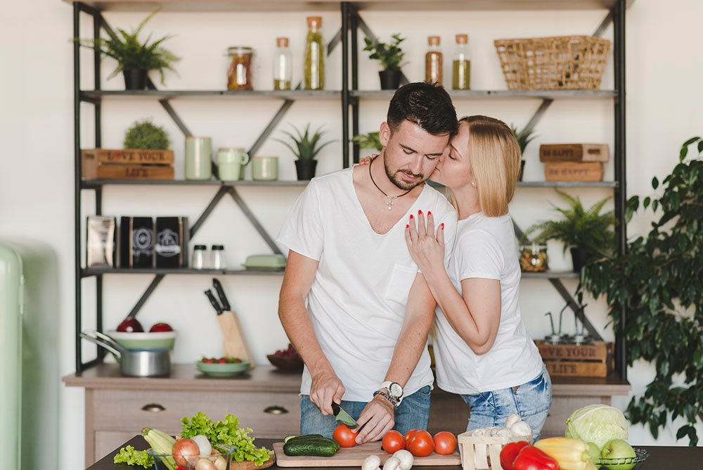 vegan-couple-heureux-cuisine