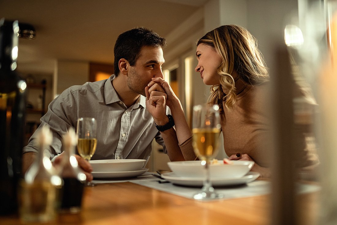 Courtiser vs Dating : Comprendre les vraies différences en 2025