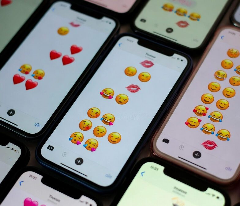 Les emojis dans la séduction : trop, c’est trop ?